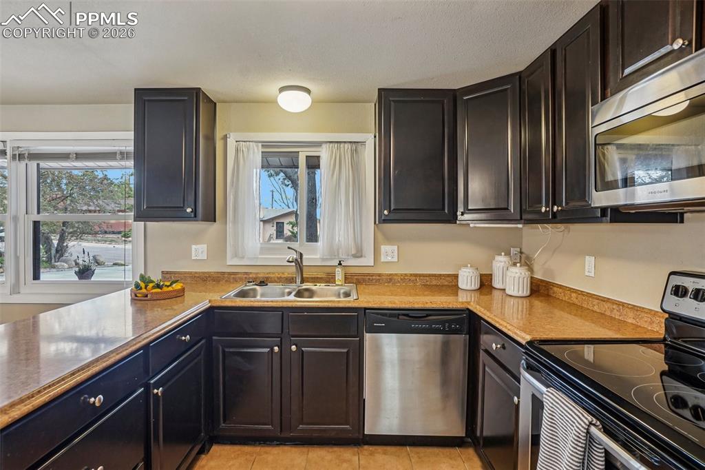 Image 15 of 38: Kitchen