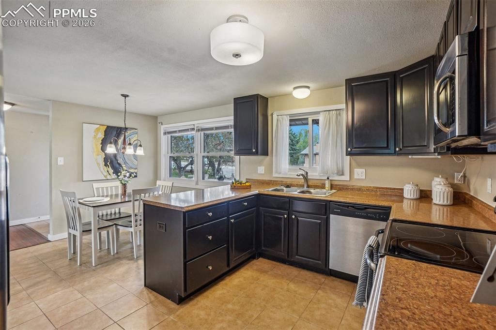 Image 17 of 38: Kitchen