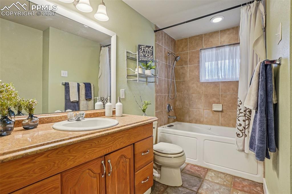 Image 22 of 38: Bathroom