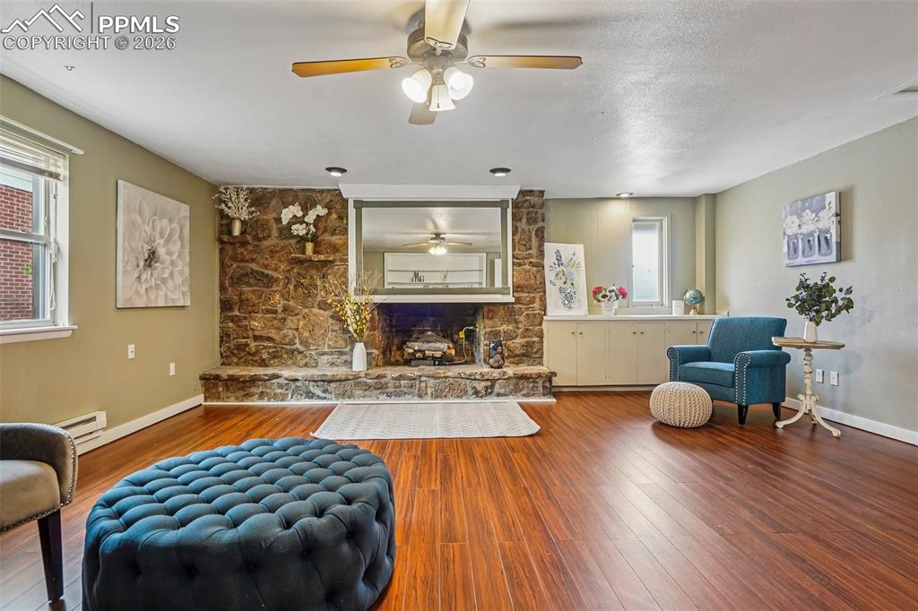 Image 7 of 38: Family Room