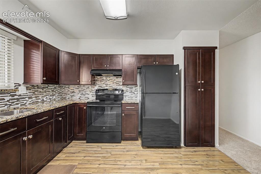 Image 10 of 40: Kitchen