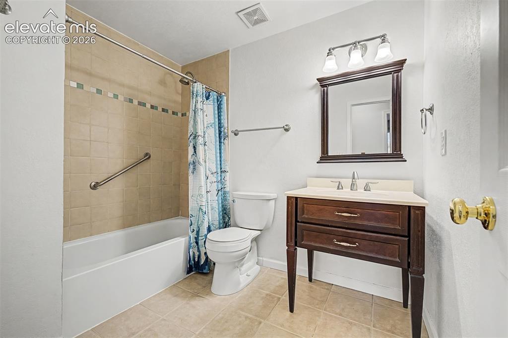 Image 18 of 40: Bathroom