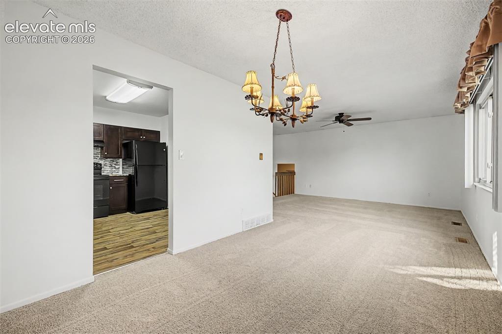 Image 7 of 40: Dining Area