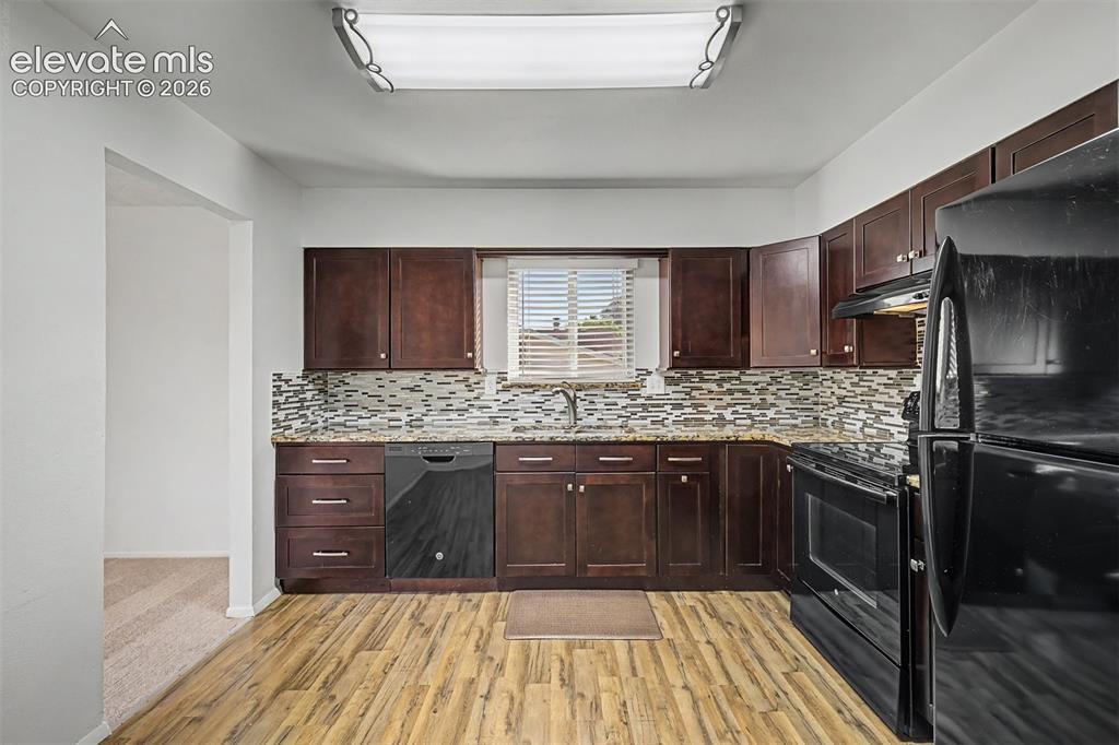 Image 8 of 40: Kitchen