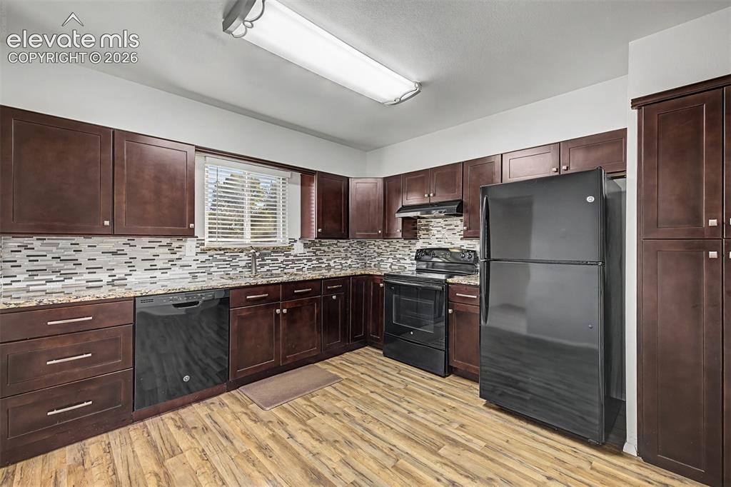 Image 9 of 40: Kitchen
