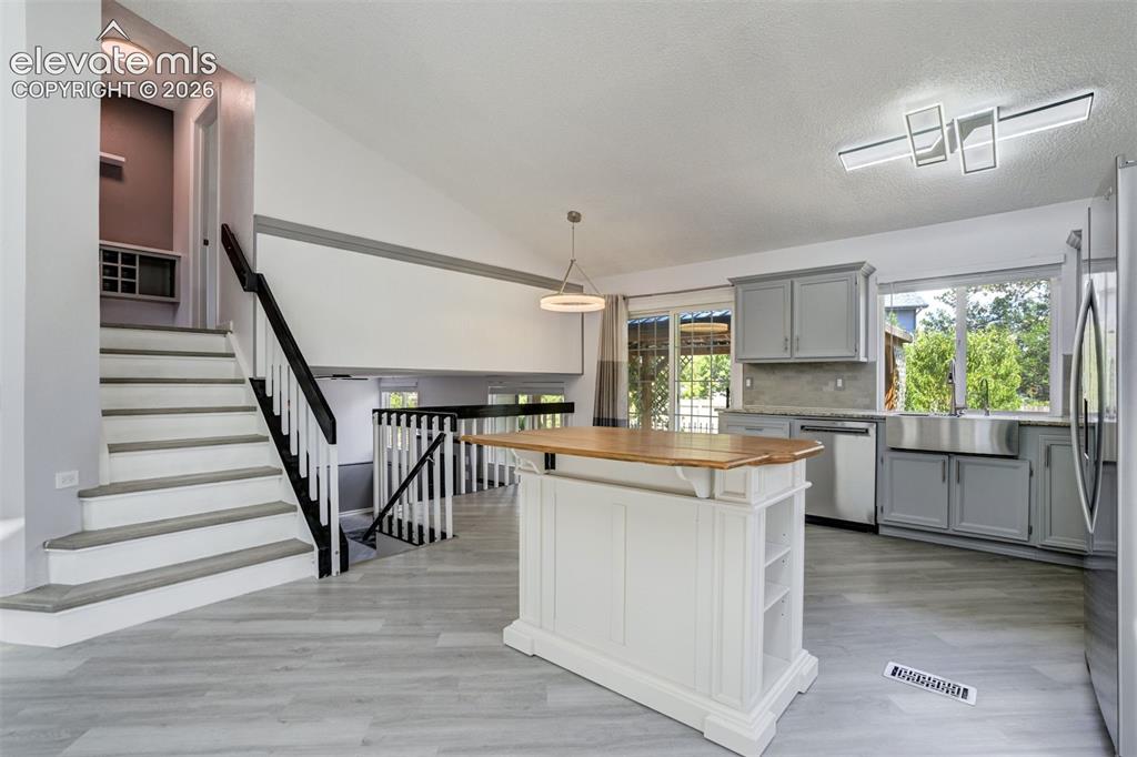 Image 10 of 50: Kitchen