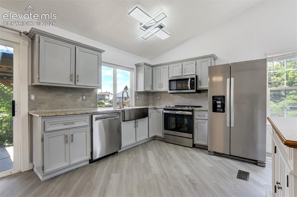 Image 11 of 50: Kitchen