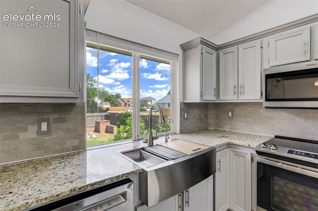 Image 12 of 50: Kitchen