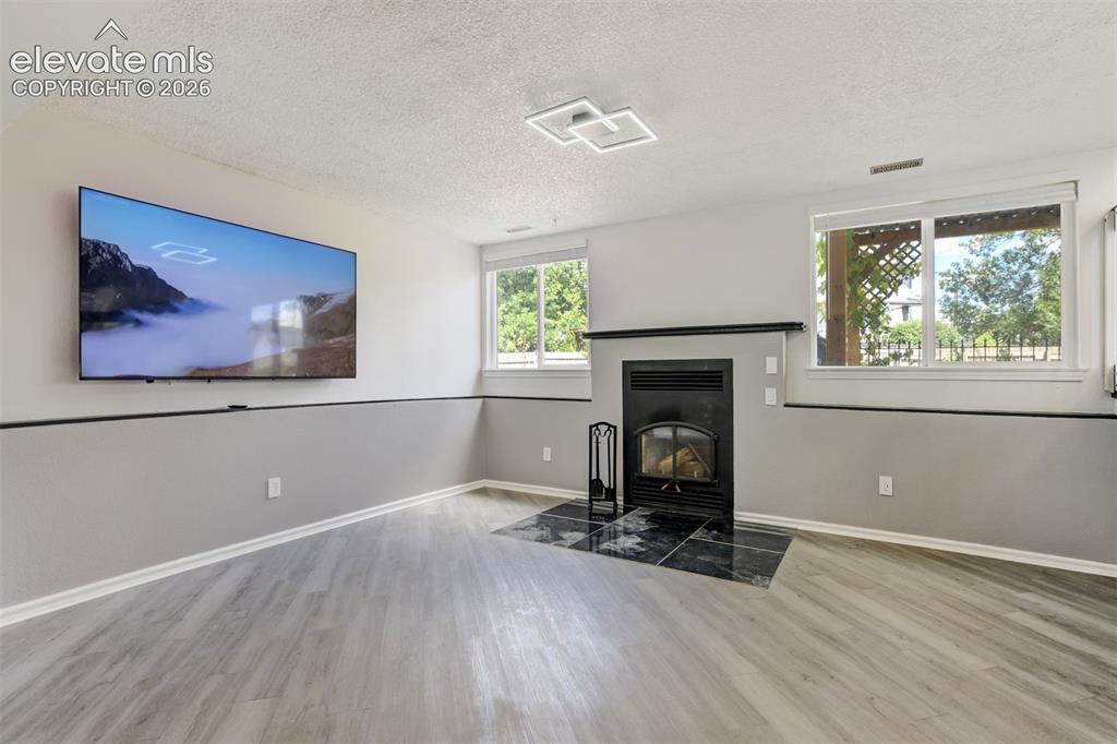 Image 19 of 50: Living Room