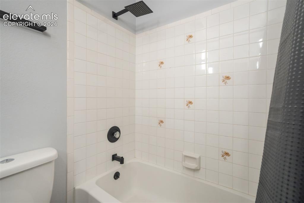 Image 36 of 50: Bathroom