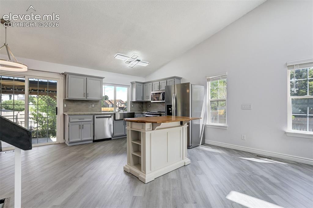 Image 9 of 50: Kitchen
