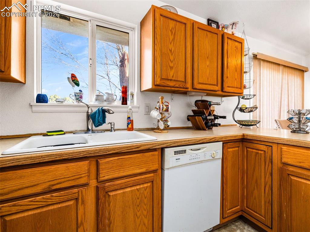 Image 10 of 30: Kitchen