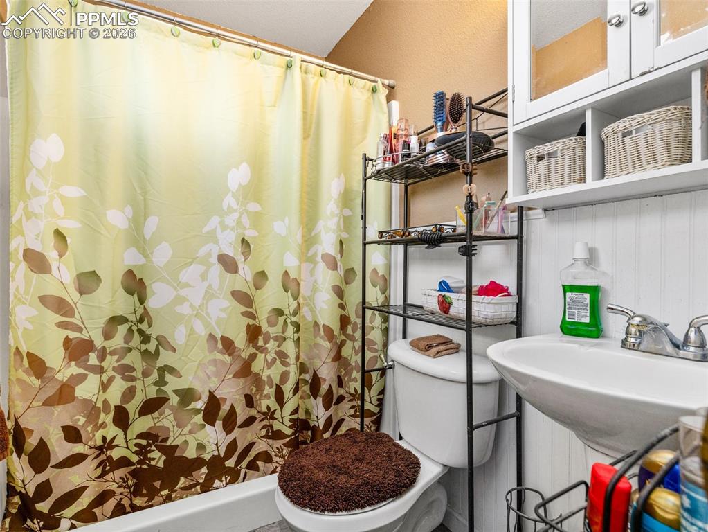 Image 14 of 30: Bathroom