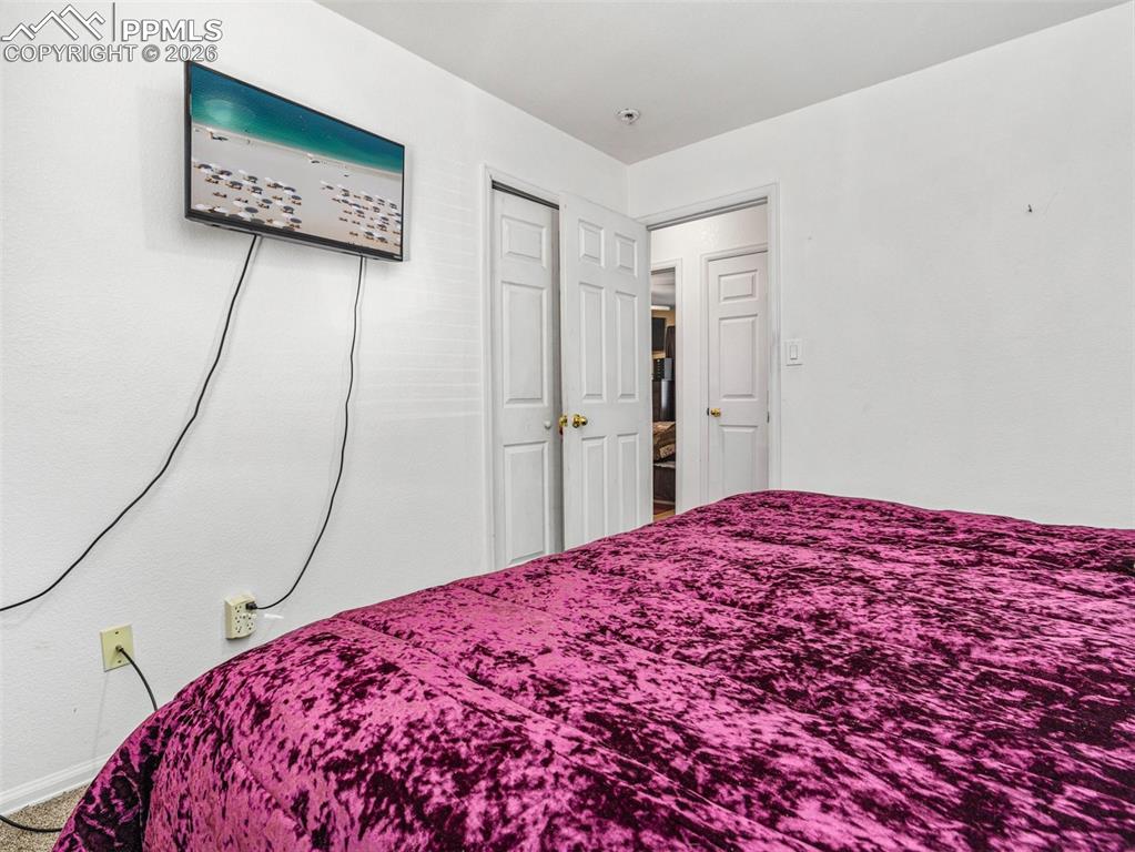 Image 18 of 30: Bedroom