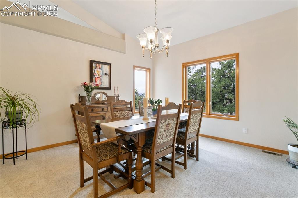 Image 10 of 50: Dining Area