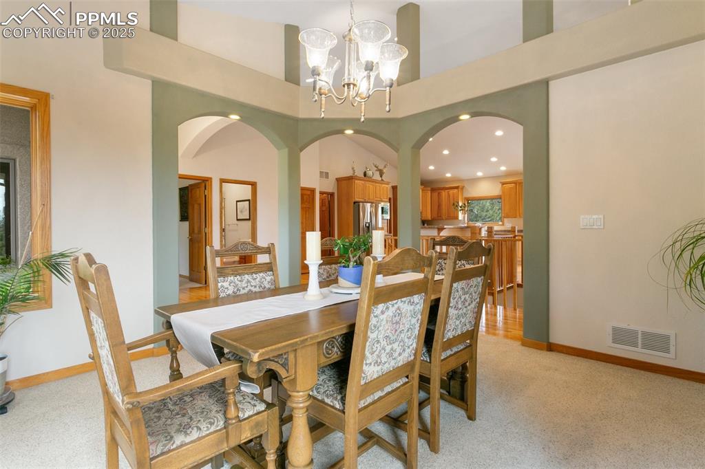 Image 11 of 50: Dining Area