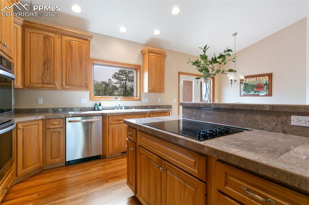 Image 15 of 50: Kitchen