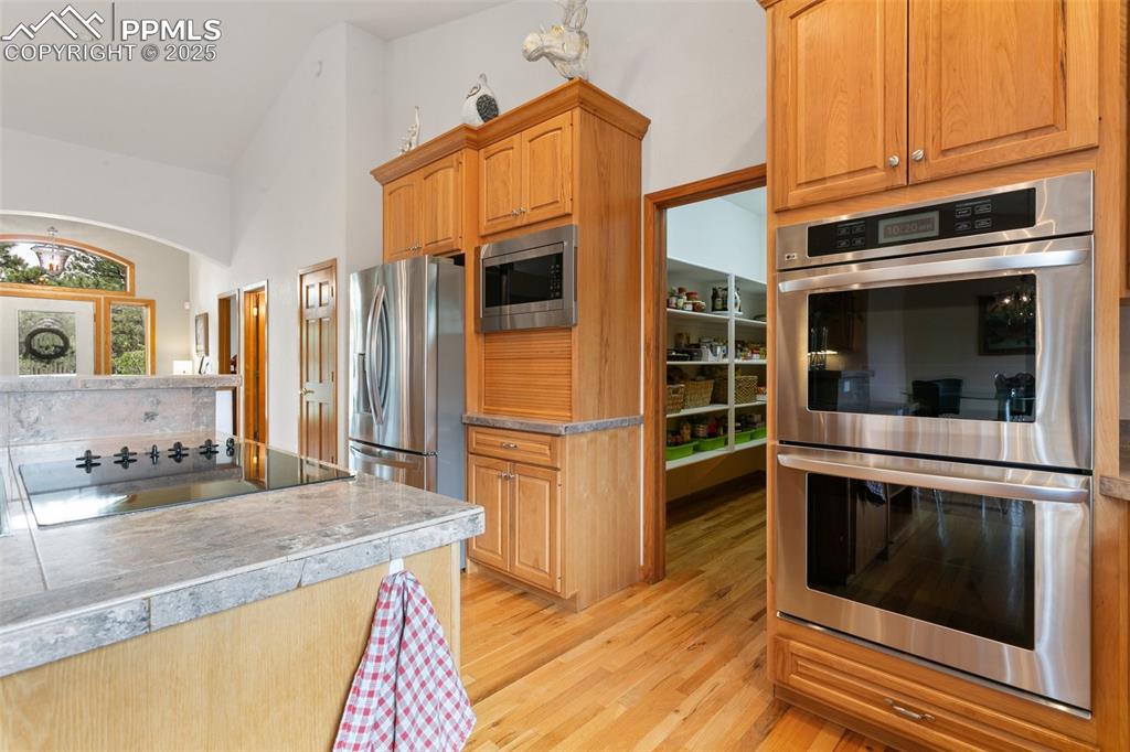 Image 16 of 50: Kitchen
