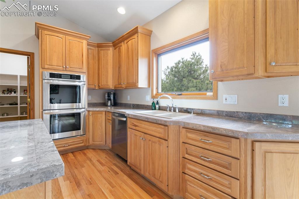 Image 17 of 50: Kitchen