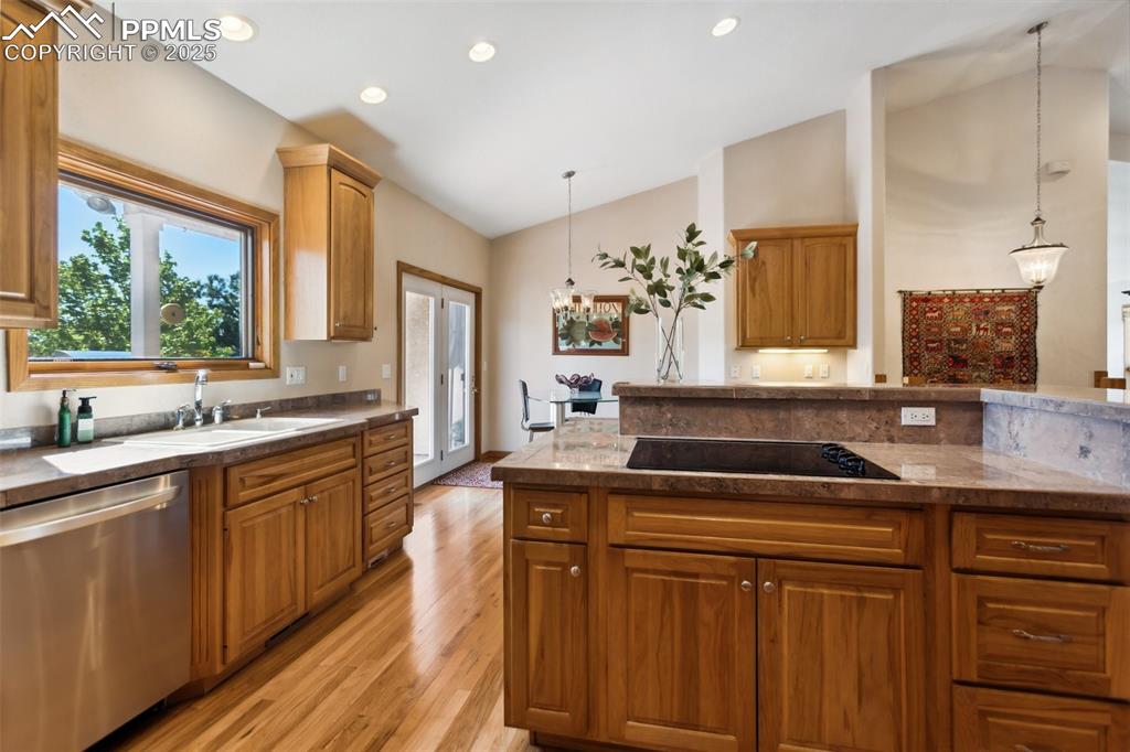 Image 18 of 50: Kitchen