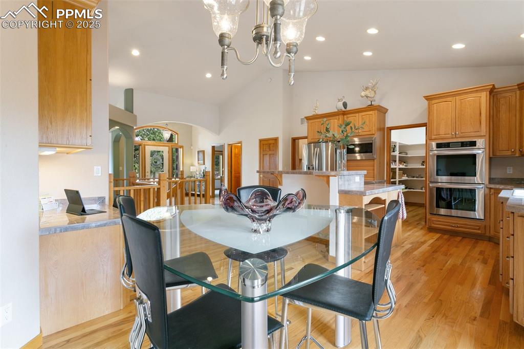 Image 19 of 50: Dining Area
