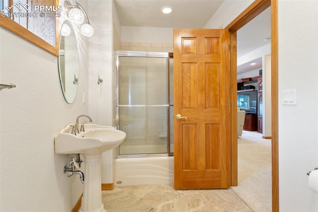 Image 36 of 50: Bathroom