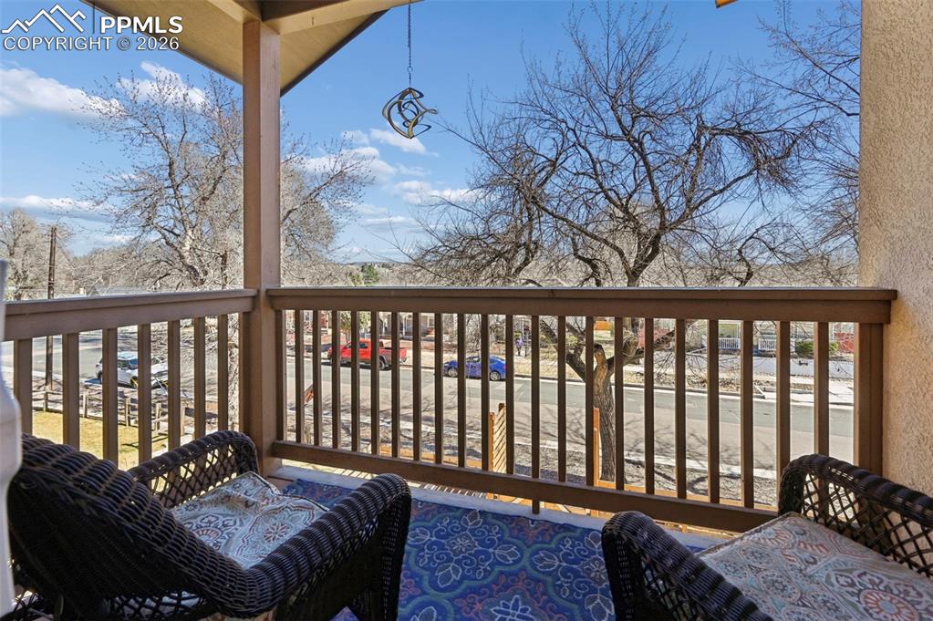 Image 17 of 25: Deck