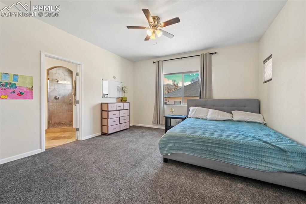 Image 18 of 25: Bedroom