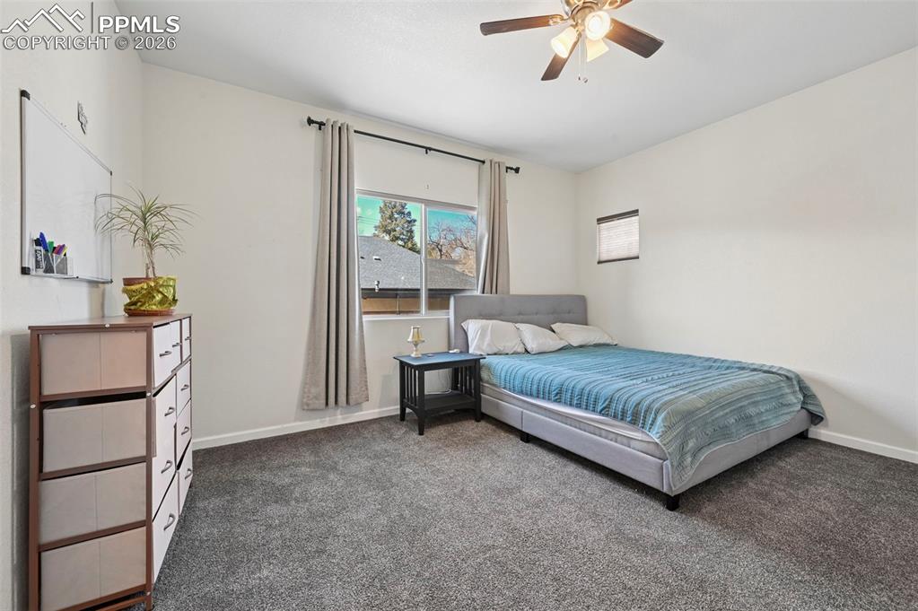 Image 19 of 25: Bedroom