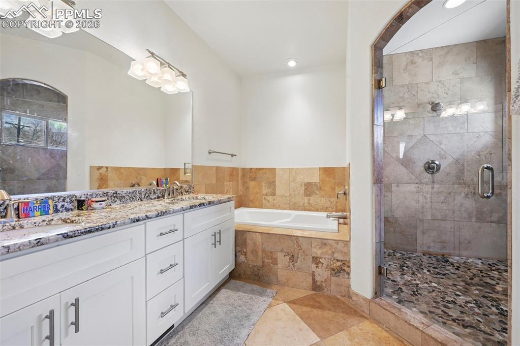 Image 20 of 25: Bathroom