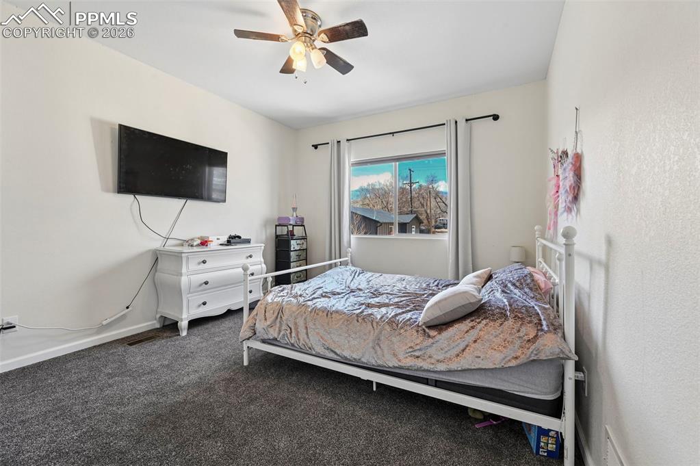 Image 21 of 25: Bedroom