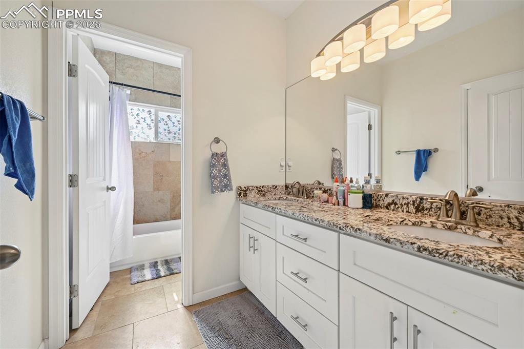 Image 22 of 25: Bathroom