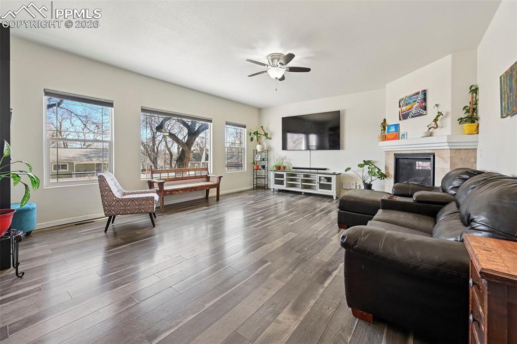 Image 3 of 25: Living Room