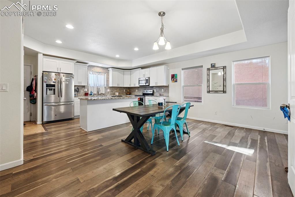 Image 7 of 25: Kitchen