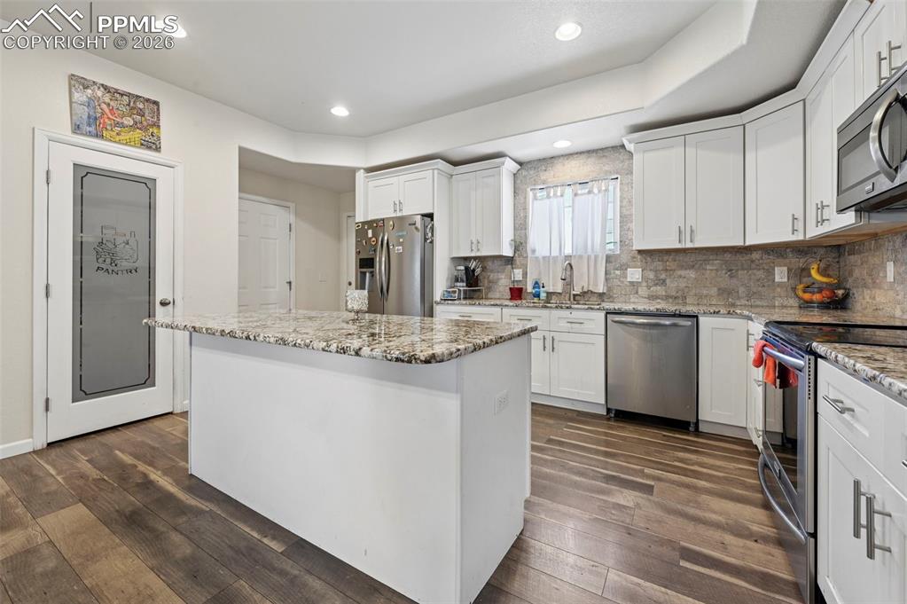 Image 8 of 25: Kitchen