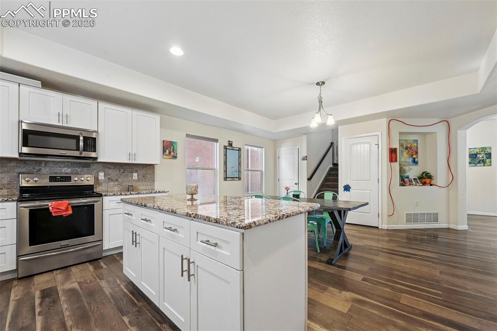 Image 9 of 25: Kitchen