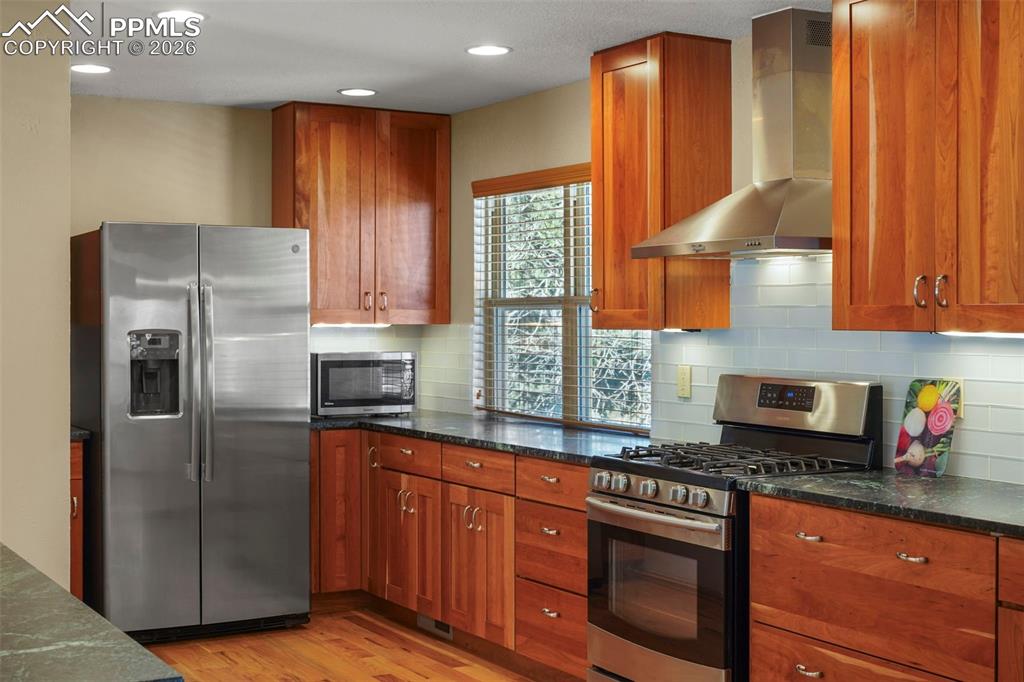 Image 10 of 42: Kitchen