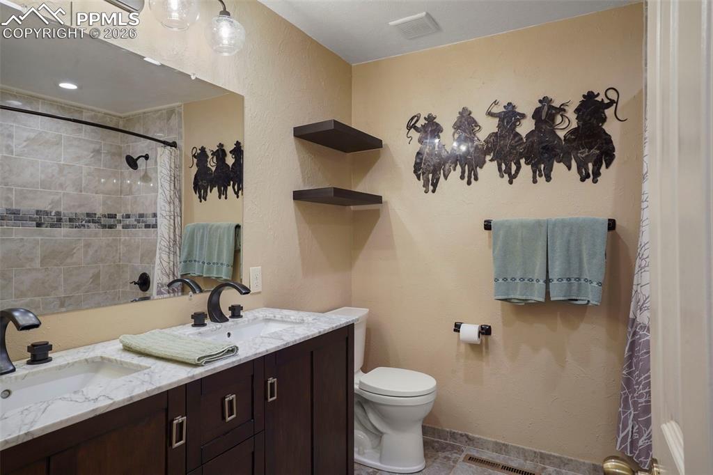 Image 20 of 42: Bathroom