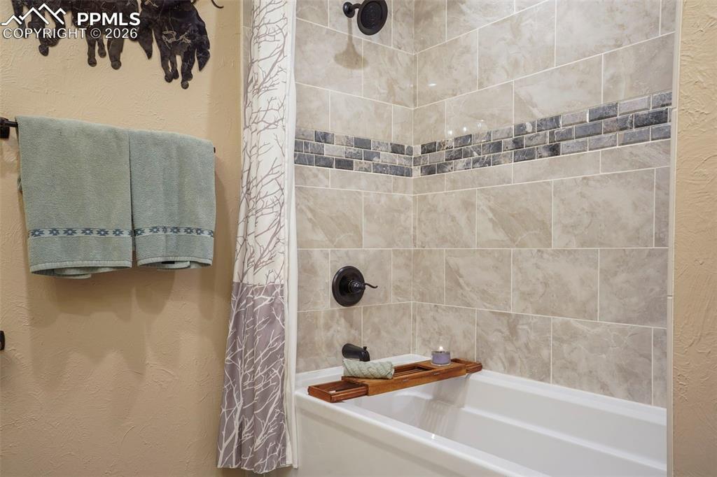 Image 21 of 42: Bathroom