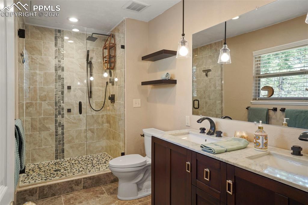 Image 26 of 42: Bathroom