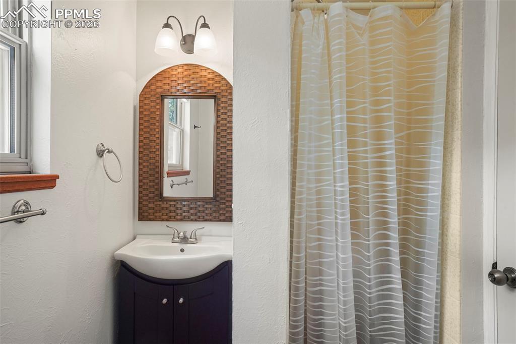 Image 29 of 42: Bathroom