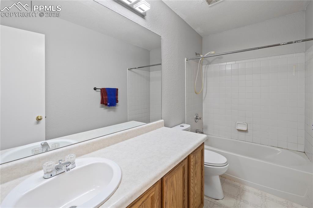 Image 23 of 34: Full Bathroom on Upper Level