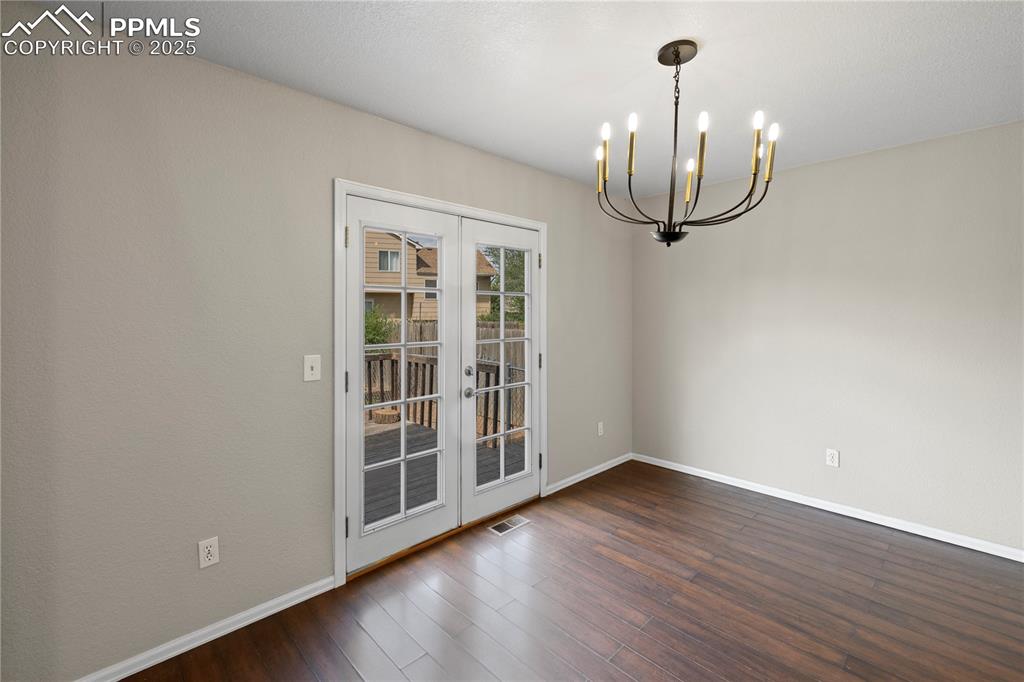 Image 9 of 34: Dining Area