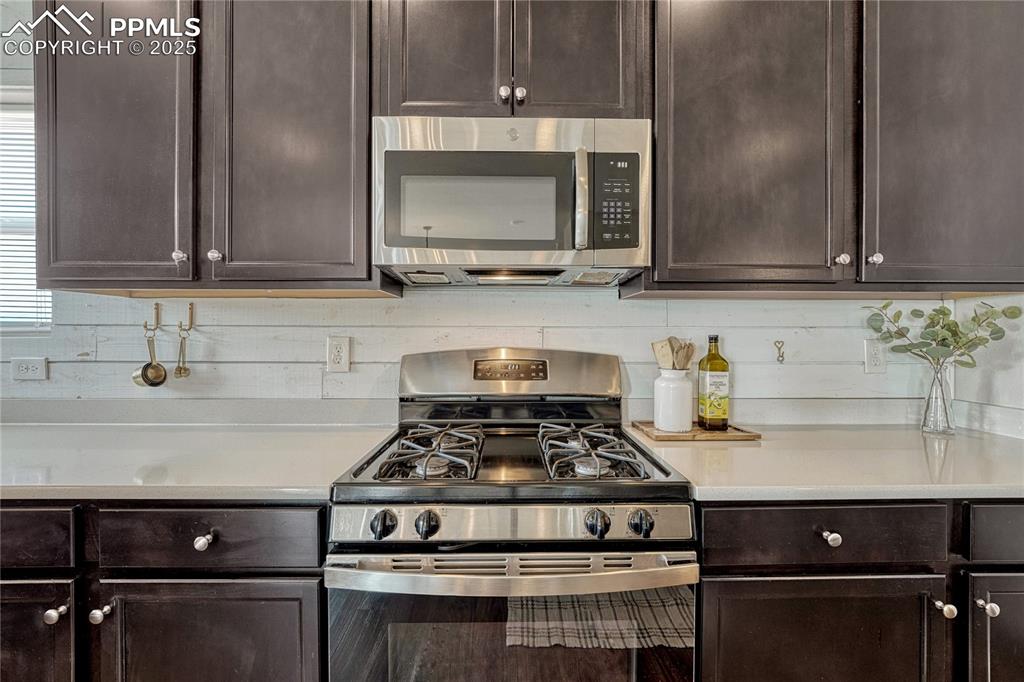 Image 18 of 50: Gas range oven!