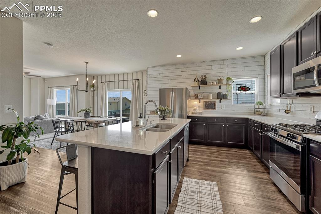 Image 19 of 50: Kitchen