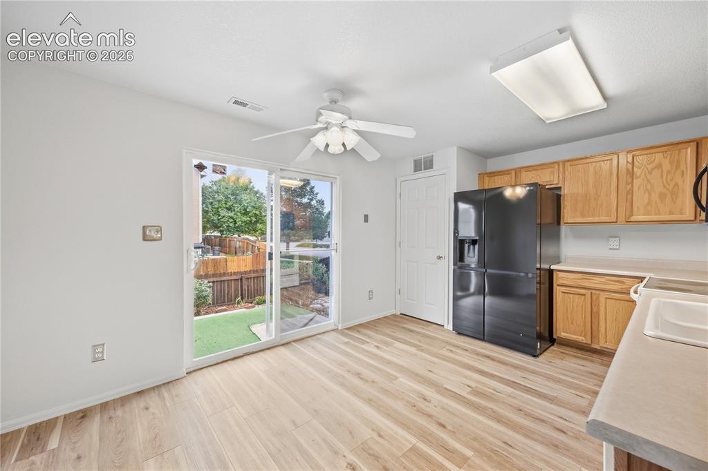 Image 10 of 24: Kitchen