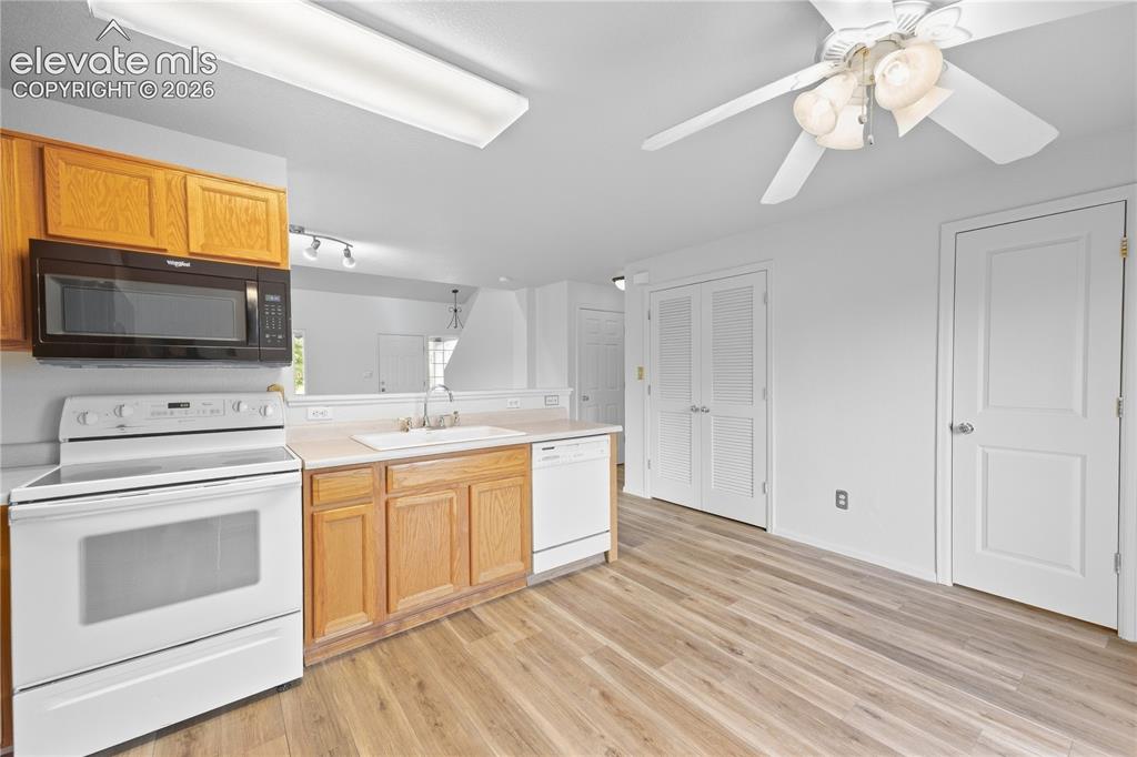 Image 11 of 24: Kitchen