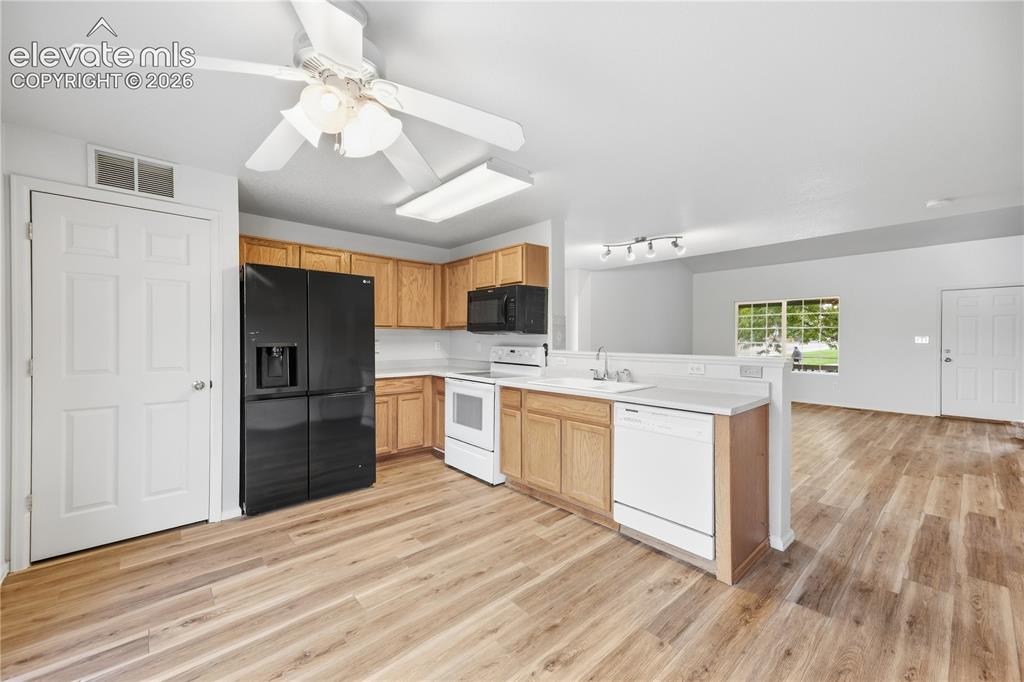Image 2 of 24: Kitchen