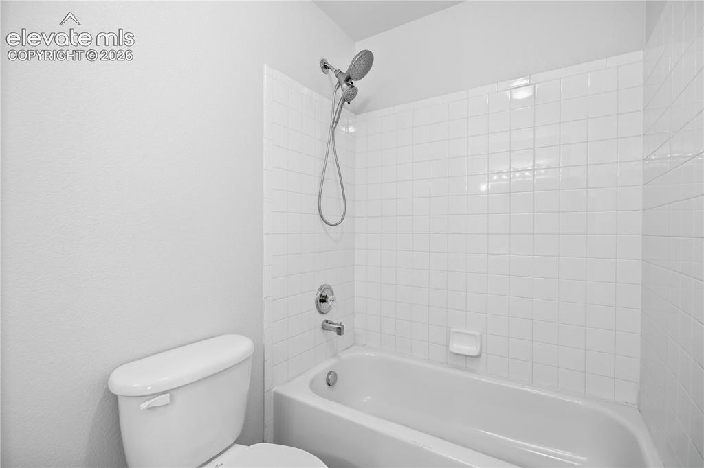 Image 21 of 24: Bathroom