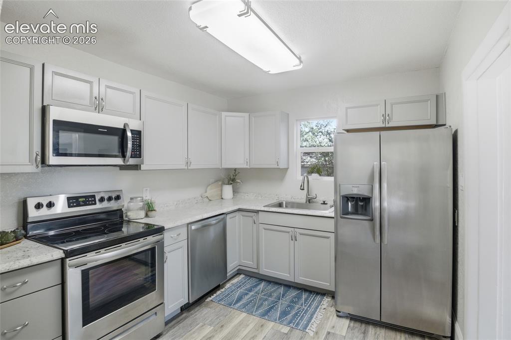 Image 13 of 29: Kitchen